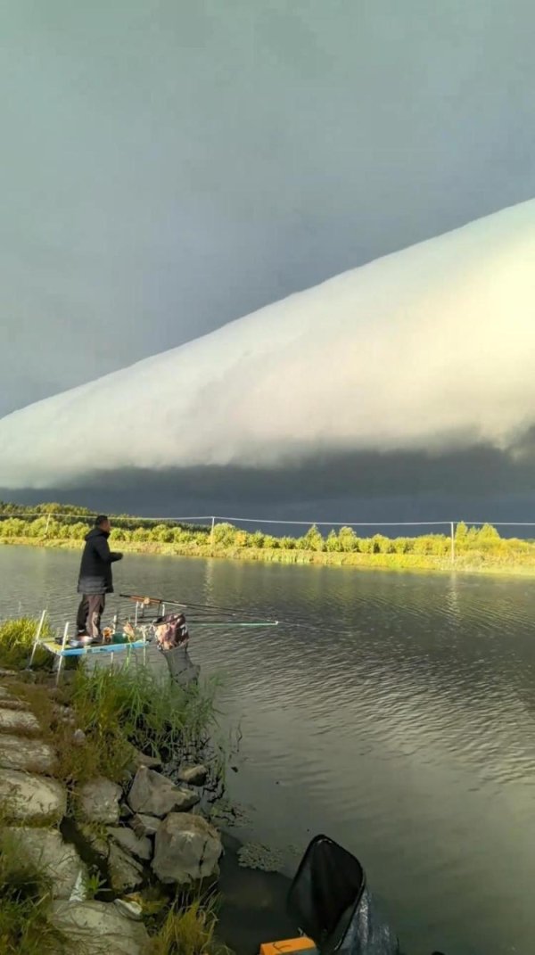 汇丰配资 黑龙江一地现长条滚筒状“怪云”，如雪山般扑面而来，气象局：系冷暖空气交汇形成的滚轴云